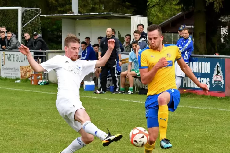  Verbandsligaspiel zwischen dem SC Hauenstein und dem FK Pirmasens II. Philipp Koch (links) vom FKP klärt vor Christian Ochs. 