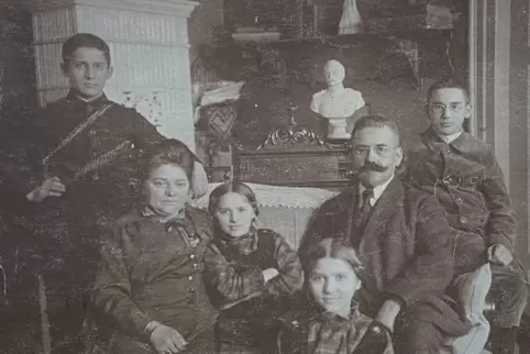 Die Riffels – eine gutbürgerliche Neustadter Familie in der Kaiserzeit: Der Vater Carl war Rechtsanwalt, die Mutter Fanny engagi