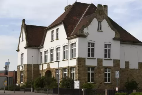 Hinter diesem Altbau der Realschule plus entstehen neue Klassen- und Fachräume.