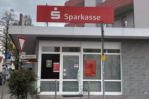 Die Filiale der Sparkasse Vorderpfalz wurde durch die Sprengung sehr in Mitleidenschaft gezogen. Nun ist die Sanierung abgeschlo
