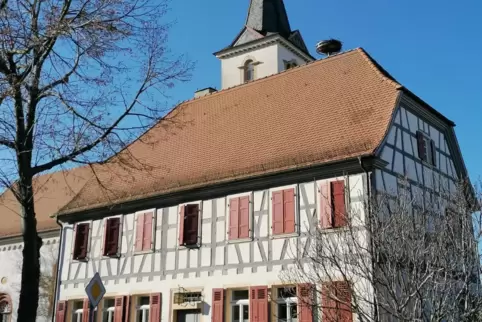 Mit neuem Storchennest auf dem Dach: das protestantische Pfarrhaus in Schwegenheim. 