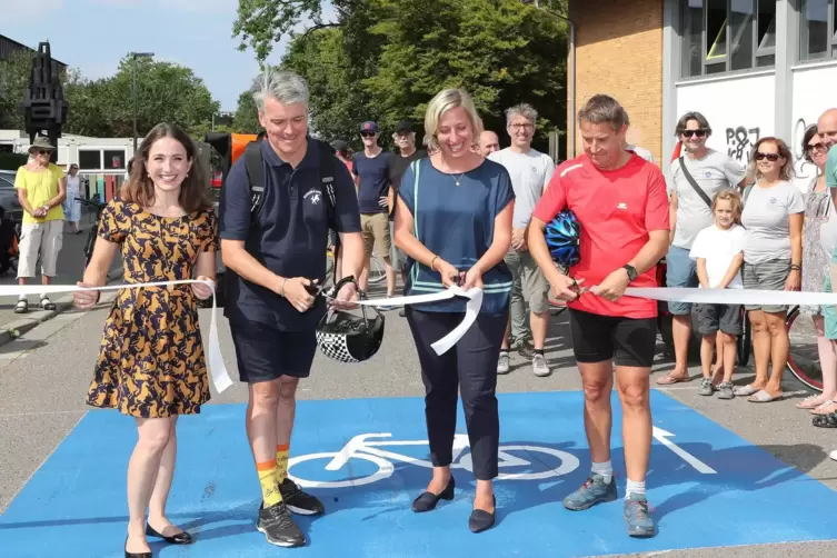 Er&ouml;ffnung der ersten st&auml;dtischen Fahrradstra&szlig;e in der Vincentiusstra&szlig;e: Fabienne K&ouml;rner mit Alexander Walch, Stefanie Seiler und