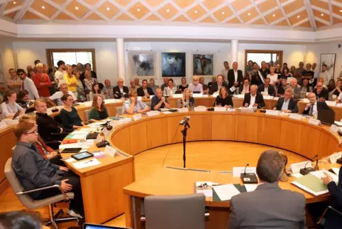 Ein Bild aus vergangenen Zeiten: Viele zuschauer verfolgen im August 2019 stehend eine Ratssitzung. bei den meisten Sitzungen wa