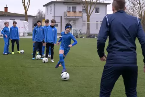 Sie sind wieder da: Manuel Pertschy trainiert seine Jungs vom FC Speyer 09.