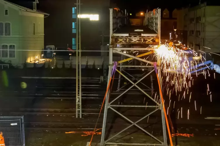 Vorbereitung: Schwei&szlig;arbeiten an der historischen Br&uuml;cke.