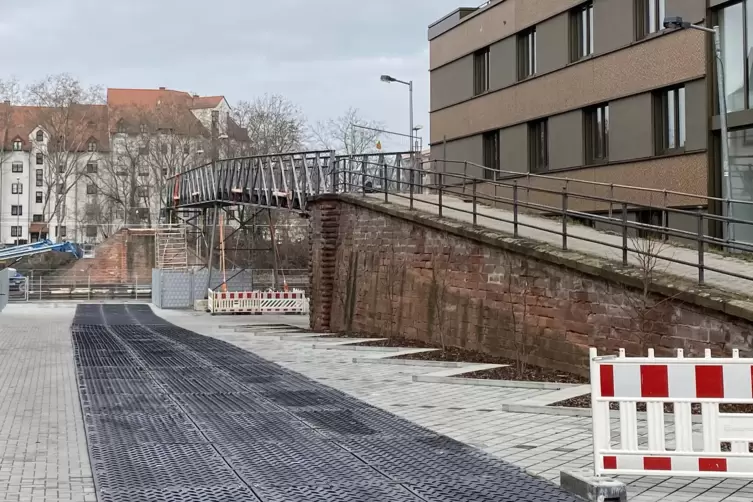 Tags&uuml;ber: vorbereitete Arbeitsspur von der Bahnhofstra&szlig;e aus.