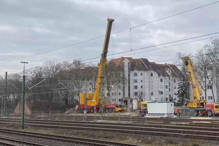 Schweres Ger&auml;t: Kr&auml;ne warten auf den n&auml;chsten Einsatz.