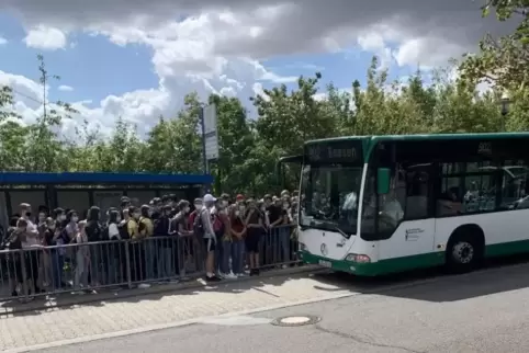 Auch im Corona-Sommer 2020 war dichtes Gedränge an den Bushaltestellen (hier am Schulzentrum Kirchheimbolanden) an der Tagesordn Auch im Corona-Sommer 2020 war dichtes Gedränge an den Bushaltestellen (hier am Schulzentrum Kirchheimbolanden) an der Tagesordn