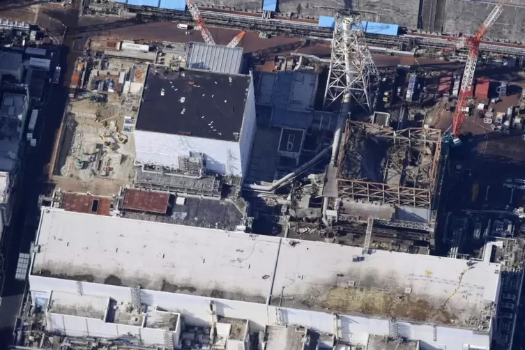 Das vom Hubschrauber aus aufgenommene Foto zeigt die zerstörten Reaktorgebäude 1 (rechts) und 2 des Kernkraftwerks Fukushima Dai