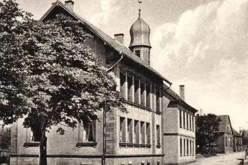 Ansichtskarte aus dem Jahr 1929: Sowohl im Schulhaus (vorne) als auch im Gebäude dahinter, das als Kirche diente, wurde früher u
