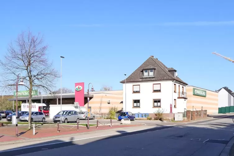 Heute sind beide Geb&auml;ude verschwunden. Ein Parkplatz und ein Einkaufsmarkt sind hier entstanden.