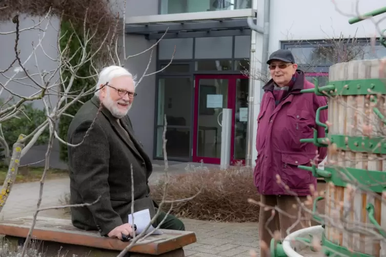 Peter Dehio (Battenberg, links) und Reinhard Fischer (Ebertsheim) helfen Senioren in vielen Belangen – unter anderem, wenn es da