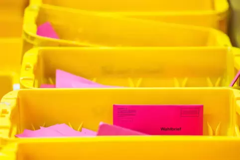 Schon jetzt sind manche Kisten in den Wahlbüros der Gemeinden mit Briefwahlumschlägen voll. Ausgezählt werden die Stimmen am Son