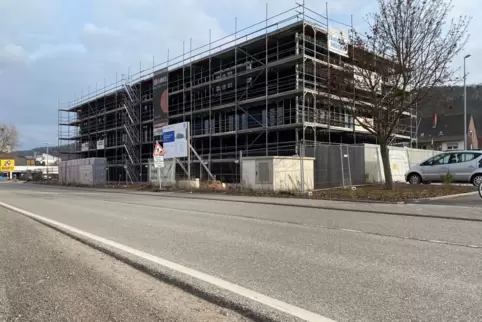 Der Neubau in der Bahnstraße wird nicht nur später fertig, sondern kostet wohl rund 700.000 Euro mehr als geplant. 