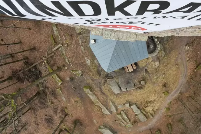 Seit Mittwochmorgen hängt am Luitpoldturm bei Hermersbergerhof ein Banner gegen Windkraft im Pfälzerwald. Seit Mittwochmorgen hängt am Luitpoldturm bei Hermersbergerhof ein Banner gegen Windkraft im Pfälzerwald.