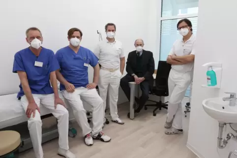 Im Medizinischen Versorgungszentrum am Kreiskrankenhaus Grünstadt werden fünf Fachärzte tätig sein, von links: Frank Ehmann, Fra