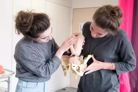 Hebammenausbildung in Speyer: Schülerinnen üben am Modell. 