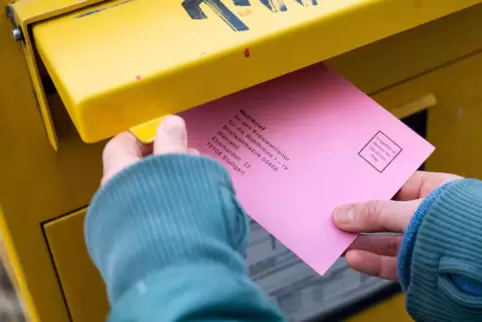 Eine Variante: Wahlbrief in den Postbehälter. Alternativ können Briefkästen am Rathaus genutzt werden.