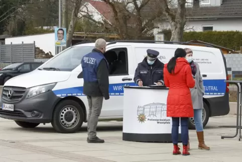 Auf dem Weilerbacher Dorfplatz standen am Mittwoch für mehrere Stunden Polizeivertreter als Ansprechpartner für die Bürger zur V