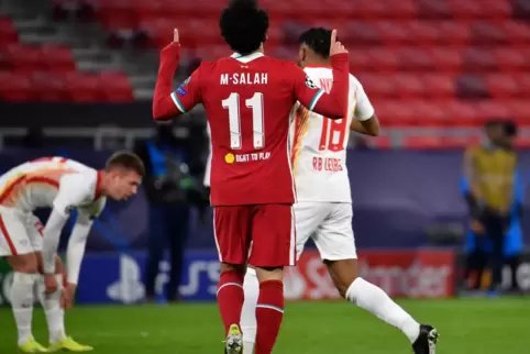  Liverpools Stürmer Salah Mohamed (l) jubelt nach seinem Tor zum 1:0.