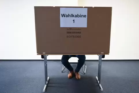 Briefwahl in der Wahlkabine: In Rathäusern können die Briefwahl-Unterlagen gleich ausgefüllt und abgegeben werden. 