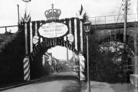 Die Bahnbrücke am St. Ingberter Eisenwerk „Alte Schmelz“ anno 1888 im Dekor eines Triumphbogens mit Krönchen.