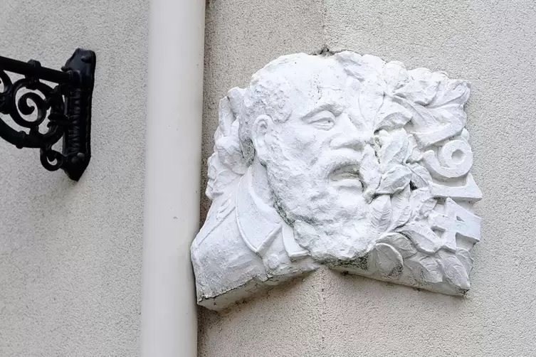 Launiges Konterfei des Prinzregenten aus dem Jahr 1914 an einer Ecke der Fassade einer Gr&uuml;nderzeitvilla in der Homburger Kaisers