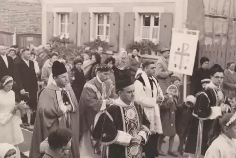 Auf dem Weg zum ersten selbst zelebrierten Gottesdienst (Primiz) 1961: Der damalige Pfarrer von Leimersheim Paul Steeg, die drei