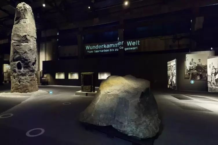 Online-Ausstellung: Links der Gollenstein (4300 -2200 v. Chr.), vorn der Sedimentkern eines B&auml;rlappgew&auml;chses, Schuppen- oder Sie