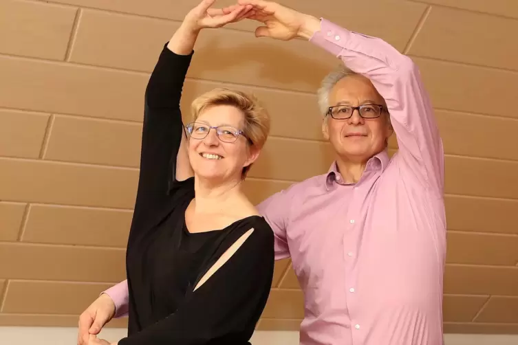 Beim Jive bestehen viele Figuren aus Kicks oder Spr&uuml;ngen, die zu Rock&rsquo;n&rsquo;roll- oder Popmusik ausgef&uuml;hrt werden.