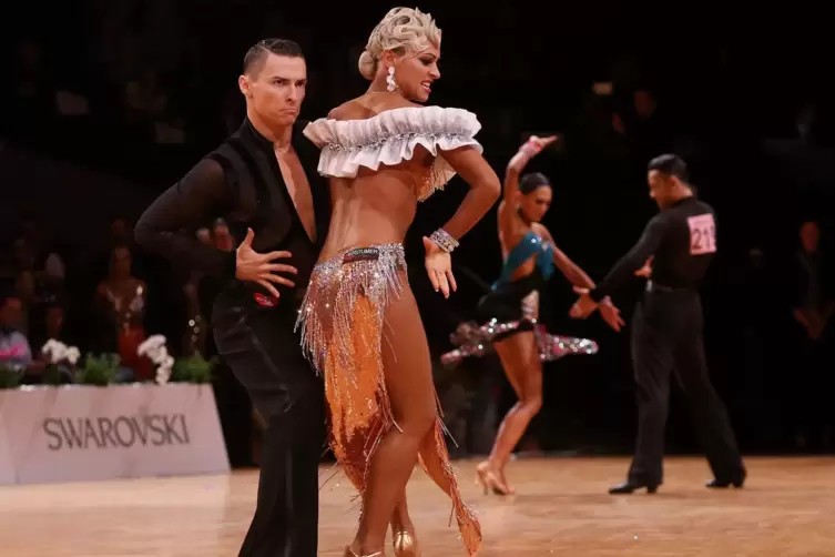 Die Rumba gilt als spannender Flirt. Hier zeigen das Marius-Andrei Balan und Khrystyna Moshenska (Schwarz-Wei&szlig;-Club Pforzheim). 