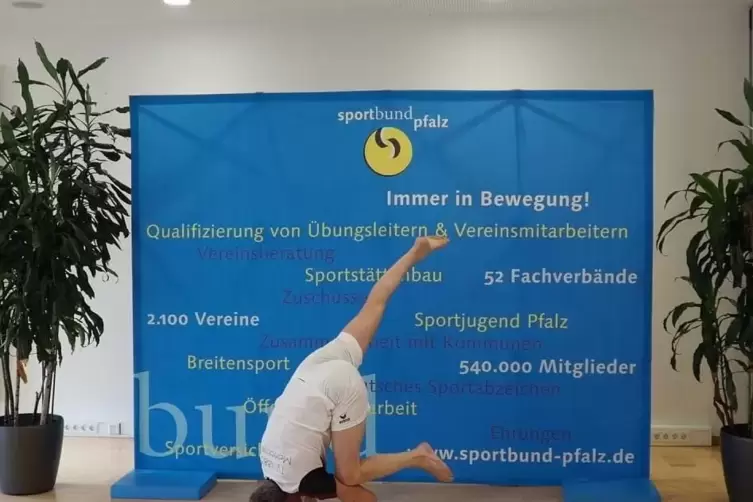 Eine ak robatischere Variante mit gestrecktem Bein.