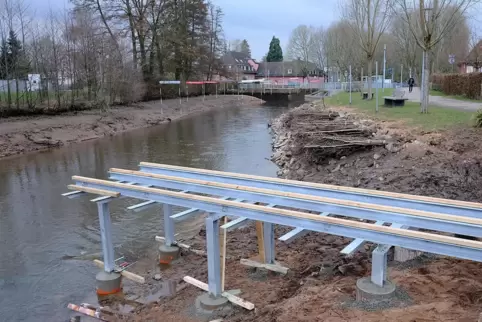 Der hölzerne Bootssteg am Schwarzbach ist abgerissen worden und erhält nun einen neuen, stabilen Unterbau.
