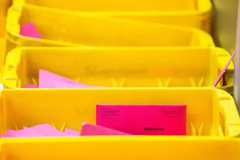 Boxen voller Wahlbriefe: In der Corona-Pandemie setzen mehr Bürger zu Hause ihre Kreuze. 