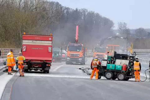 Die Ixheimer Autobahnbrücke wird asphaltiert.