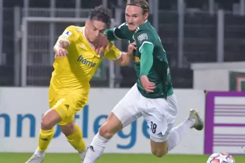 Hinspiel-Zweikampf: Ex-FKP-Spieler Philipp Schuck (rechts, jetzt FC Homburg) und der Pirmasenser Verteidiger Gianluca Lo Scrudat