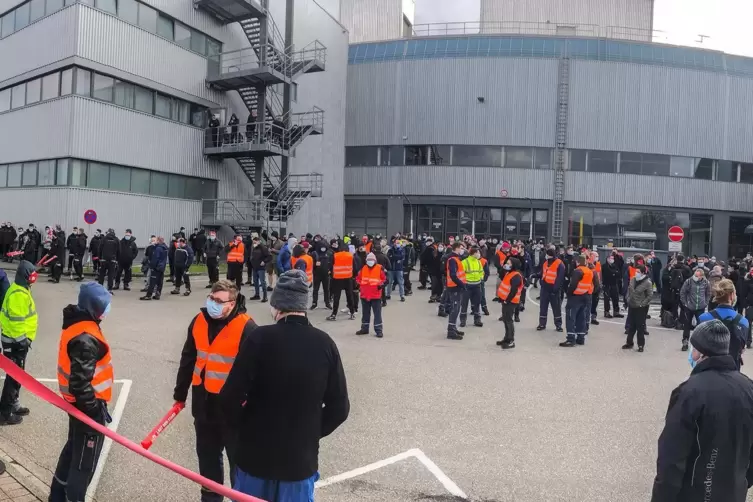 Schicht beendet: Warnstreik auf dem Gelände des Lkw-Werkes in Wörth.