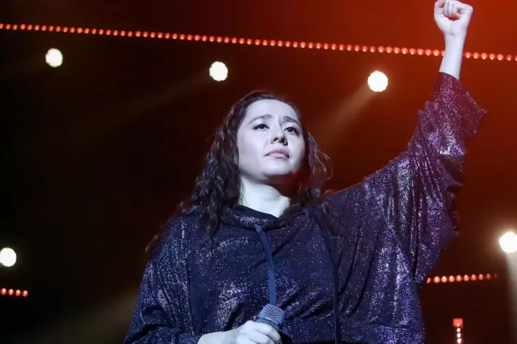 Manizha tritt für Russland beim ESC an. Die im zentralasiatischen Tadschikistan geborene Sängerin gilt als Feministin. 