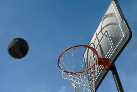 Die VTZ startet erst mal mit Basketball im Freien. 