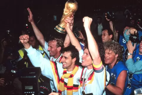 Wurde fast mal FCK-Trainer: Lothar Matthäus, hier 1990 mit dem WM-Pokal. 