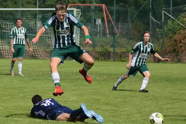  Sprung über den Gegner: Fair Play ist für Robin Windecker auch als Kapitän wichtig. In seinem Heimatverein FC Eiche Sippersfeld