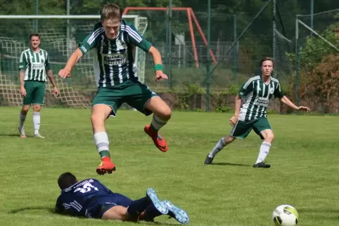  Sprung über den Gegner: Fair Play ist für Robin Windecker auch als Kapitän wichtig. In seinem Heimatverein FC Eiche Sippersfeld