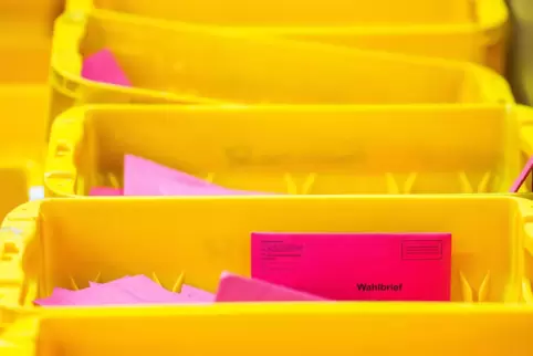 Zeugen von der starken Tendenz zur Briefwahl: gefüllte Boxen mit Briefwahlstimmzetteln. 