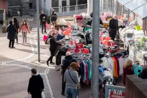 Trotz hoher Inzidenzwerte sollen die Läden in Pirmasens geöffnet bleiben. 