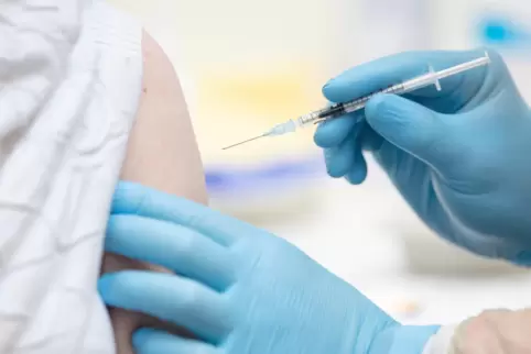 Keine freie Wahl: Senioren bekommen jetzt neben dem Präparat von Biontech auch das von Astrazeneca. 