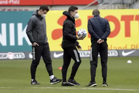 Wasser-Test: Schiedsrichter Patrick Hanslbauer mit dem Ball in der Hand und seinem Team bei der Platzbegehung. An vielen Stellen