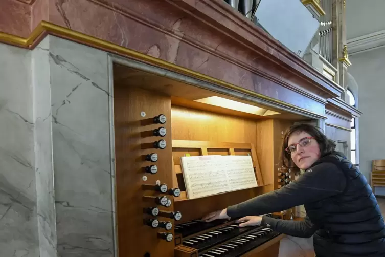 Auf drei Manualen kann sich Organistin Violetta Schneider an der Dirmsteiner Orgel von 1900 austoben. 