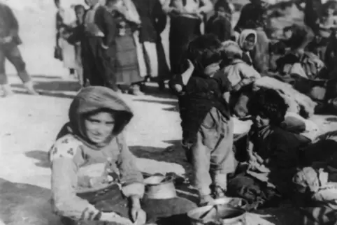 Eine Gruppe armenischer Flüchtlinge aus dem Osmanischen Reich sitzt 1915 in Syrien auf dem Boden. 