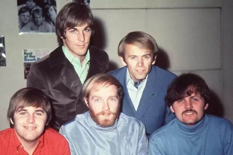 Mike Love (unten Mitte, Promofoto des Labels Universal von 1967) gilt als eher ungeliebtes Beach-Boys-Mitglied und hält die Rech