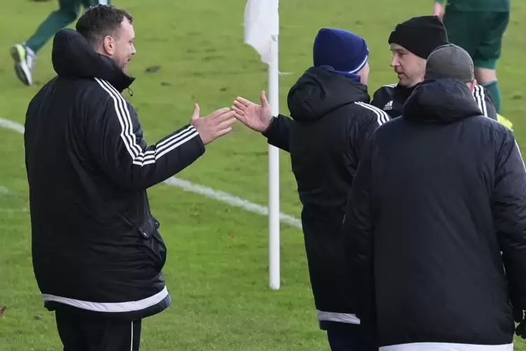 Erleichterung nach dem Abpfiff: Ronny Fahr (links), der neue FKP-Co-Trainer &bdquo;in Einarbeitung&ldquo;, klatscht sich mit Cheftrainer Pat